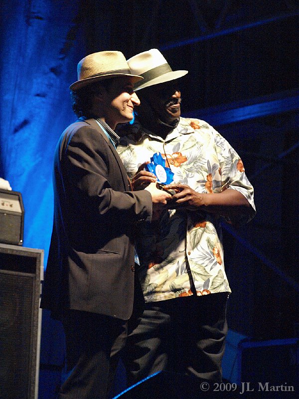 007Luminato_Taj Mahal_Receive_Maple Blues Award.JPG